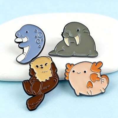 ซื้อ เข็มกลัดปกเสื้อโลหะสีทองแบบกำหนดเองพร้อมเคลือบแบบอ่อน/แข็งจากโรงงานขายส่งในจีนสำหรับหมวกและเสื้อผ้า online manufacture