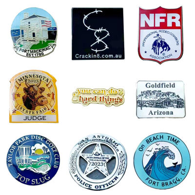 ราคาดี เข็มกลัดเคลือบแข็งแบบกำหนดเองพร้อมโลโก้ที่กำหนดเองสำหรับการสร้างแบรนด์ขององค์กร ออนไลน์