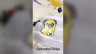 หมุดเคลือบฟันแบบกำหนดเองจากโรงงาน | ป้ายปกทองผสมผงมุก | เข็มกลัดของที่ระลึกโลหะน่ารัก Who